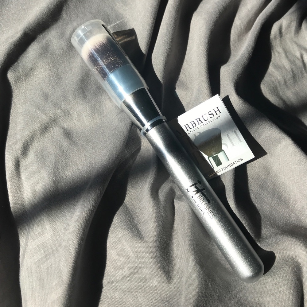 It cosmetics blurring foundation brush no.101
